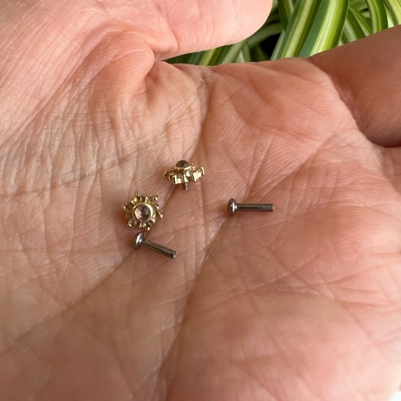 Gold & Crystal Studs - Picture 5 of 7